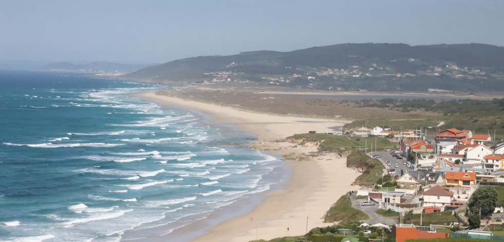 La bandera azul volverá a ondear esta temporada estival en once playas de la Costa da Morte