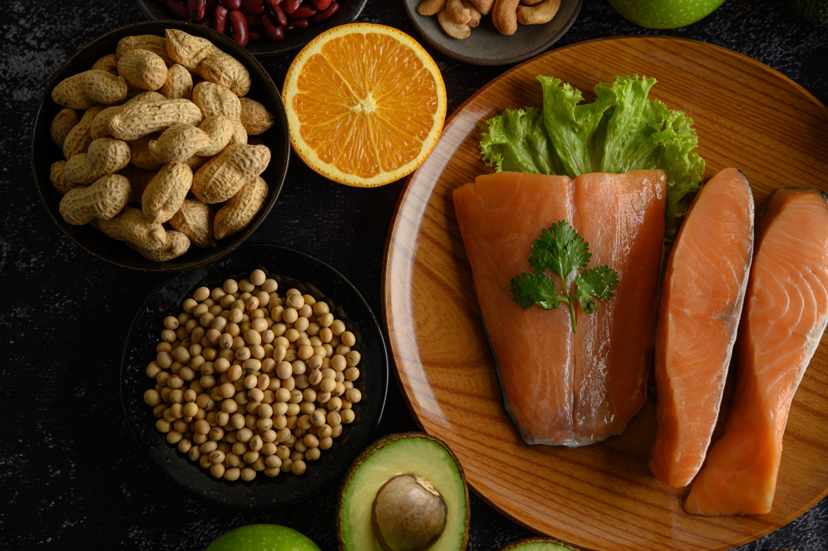 Legumbres trozos de fruta y salmon en un plato de madera