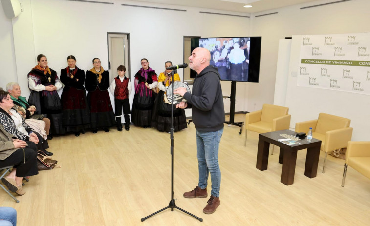 Xabier Díaz rende tributo ás cantareiras en Vimianzo