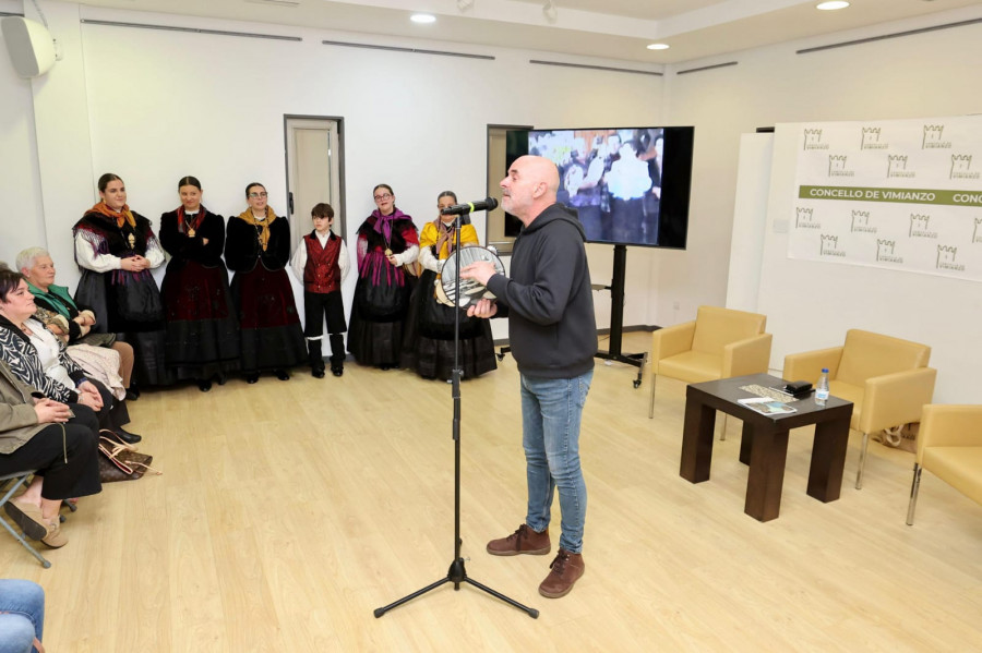Xabier Díaz rende tributo ás cantareiras en Vimianzo