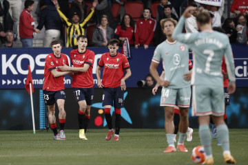 El delantero croata de Osasuna Ante Budimir (2i) celebra con sus compañeros su gol