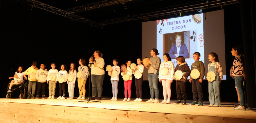O alumnado de Malpica rende tributo ás cantareiras