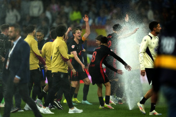 Los jugadores del FC Barcelona celebran su victoria en la liga tras derrotar al RCD Espanyo