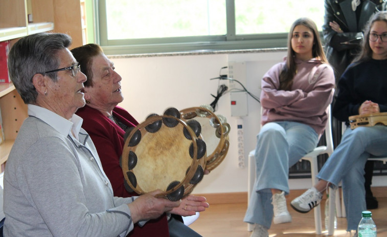 Lelucha e María levaron a súa música ao instituto de Baio