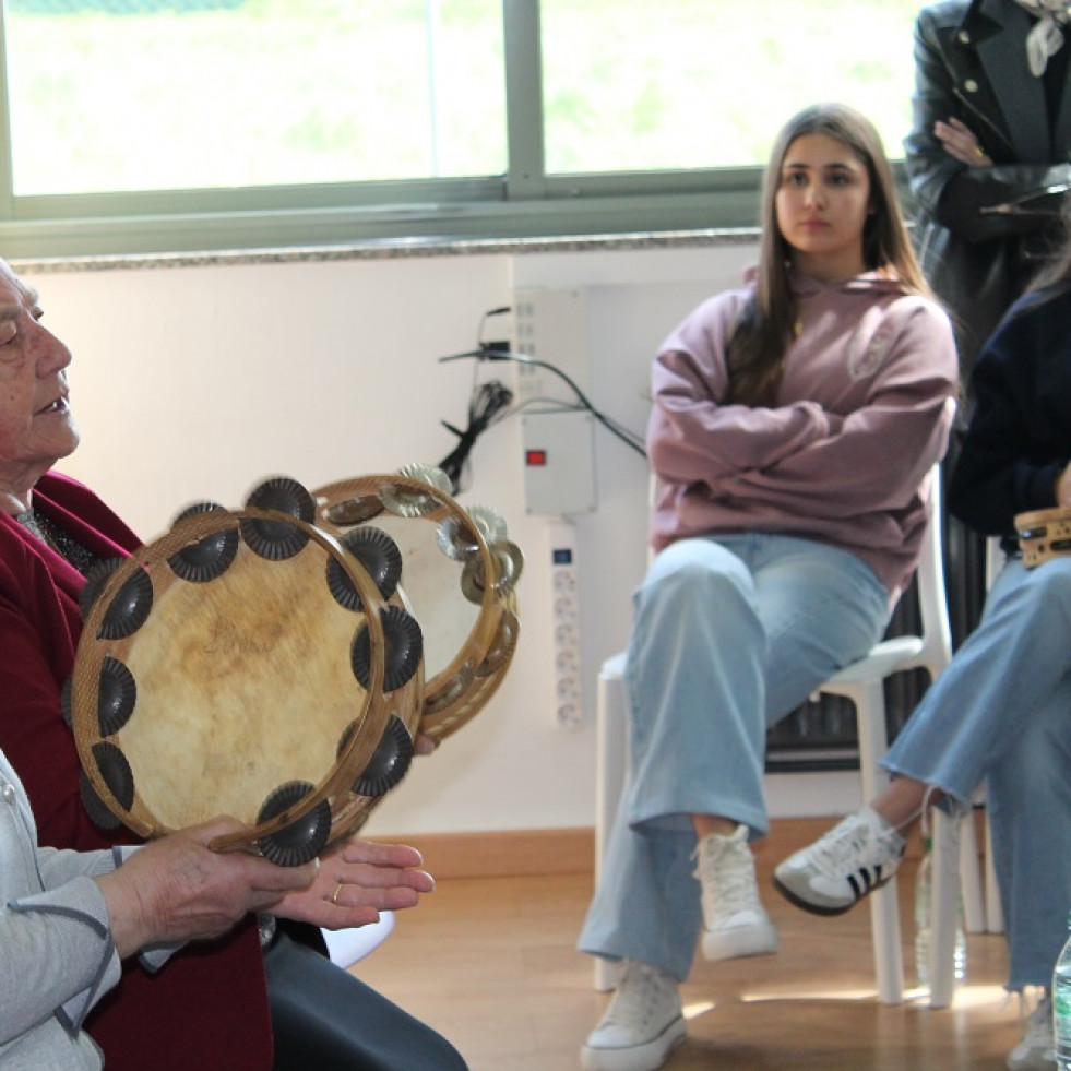 Lelucha e María levaron a súa música ao instituto de Baio