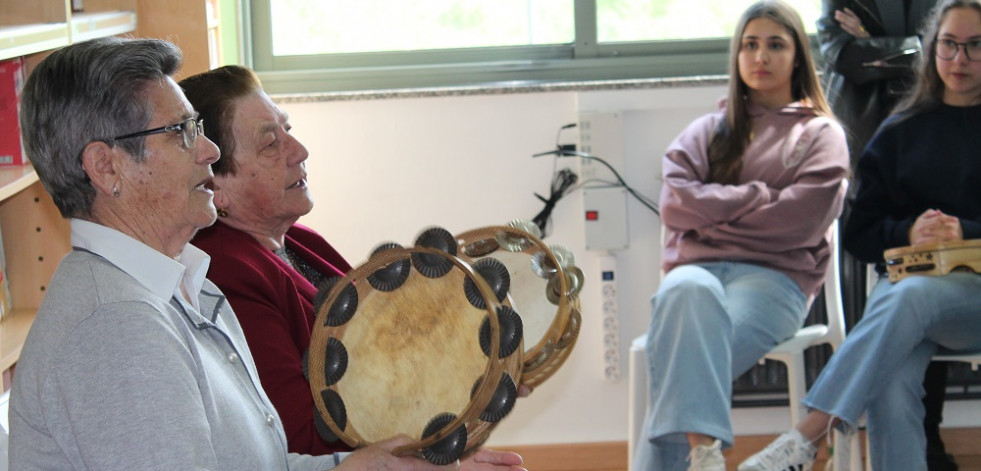 Lelucha e María levaron a súa música ao instituto de Baio
