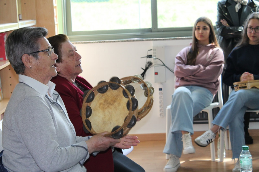 Lelucha e María levaron a súa música ao instituto de Baio