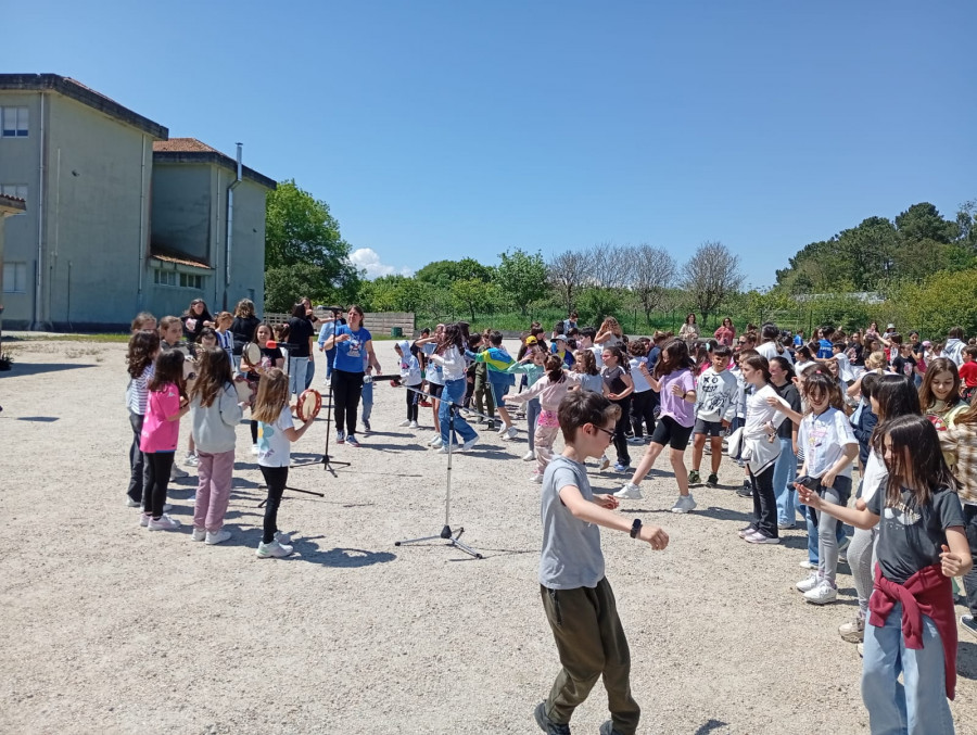 O CEIP Otero Pedrayo rende tributo ás cantareiras cunha gran Foliada