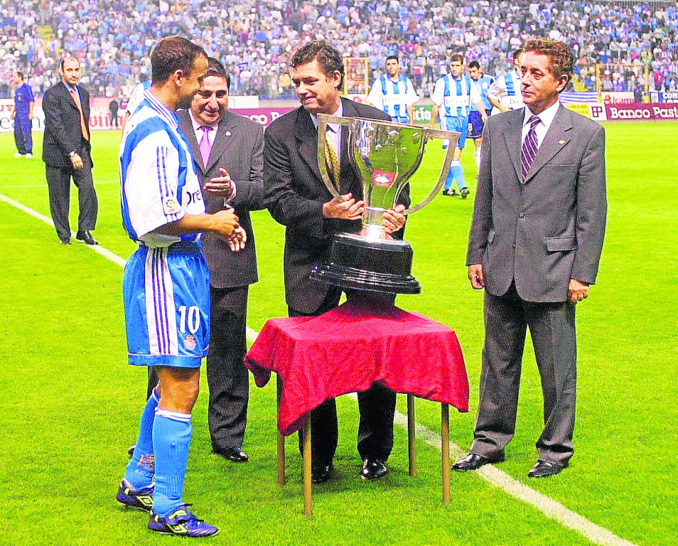 Fran recibe el título de Liga como capitán del cuadro deportivista   archivo el ideal gallego
