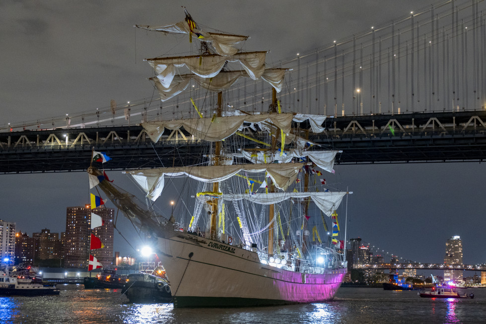 FOTODELDIA AME8877. NUEVA YORK (ESTADOS UNIDOS), 17/05/2025.- Fotografía del buque escuela mexicano Cuauhtémoc junto al puente de Brooklyn este sábado, en Nueva York (EE.UU.). Dos personas resultar