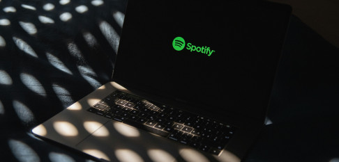 Spotify lucha contra los podcasts falsos que venden drogas y estafan a usuarios