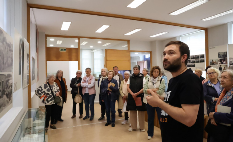 Visita guiada por la muestra Letras Cantadas en Carballo