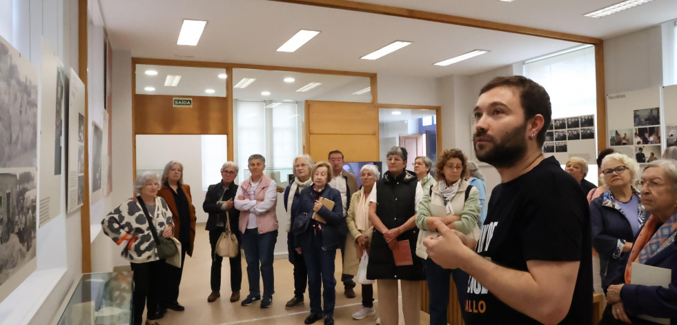 Visita guiada por la muestra Letras Cantadas en Carballo
