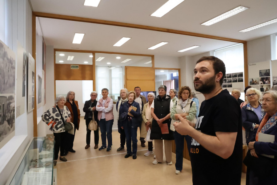 Visita guiada por la muestra Letras Cantadas en Carballo
