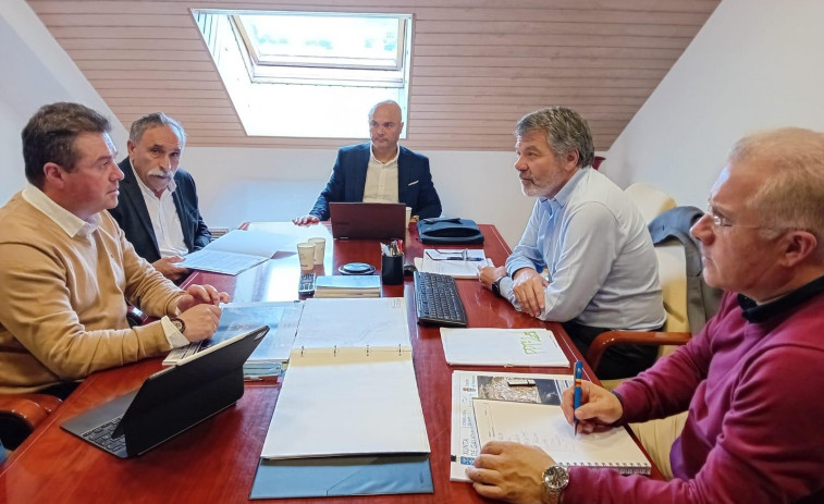 Xunta y Concello de Ponteceso financiarán la remodelaciónd el vial de acceso al puerto de Corme