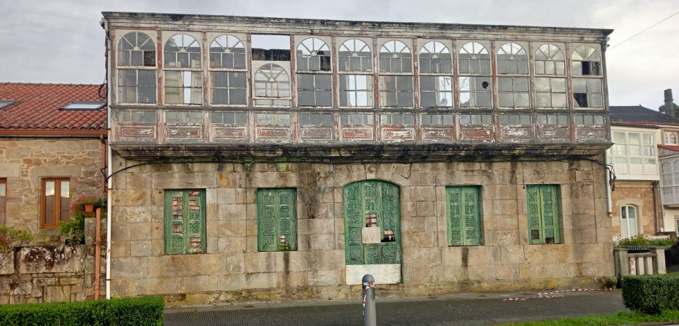 Sempre Corcubión denuncia la peligrosidad de un edificio en ruinas de la Avenida de la Constitutición