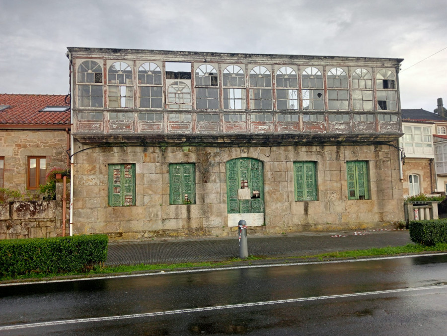 Sempre Corcubión denuncia la peligrosidad de un edificio en ruinas de la Avenida de la Constitutición