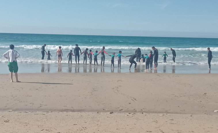 Un Paso Máis inicia la temporada de surf en la playa de Razo