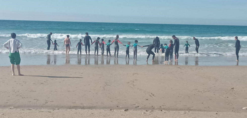 Un Paso Máis inicia la temporada de surf en la playa de Razo
