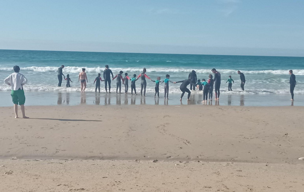 Un Paso Máis inicia la temporada de surf en la playa de Razo