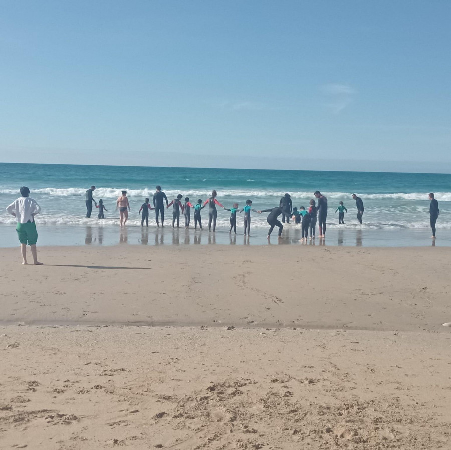 Un Paso Máis inicia la temporada de surf en la playa de Razo