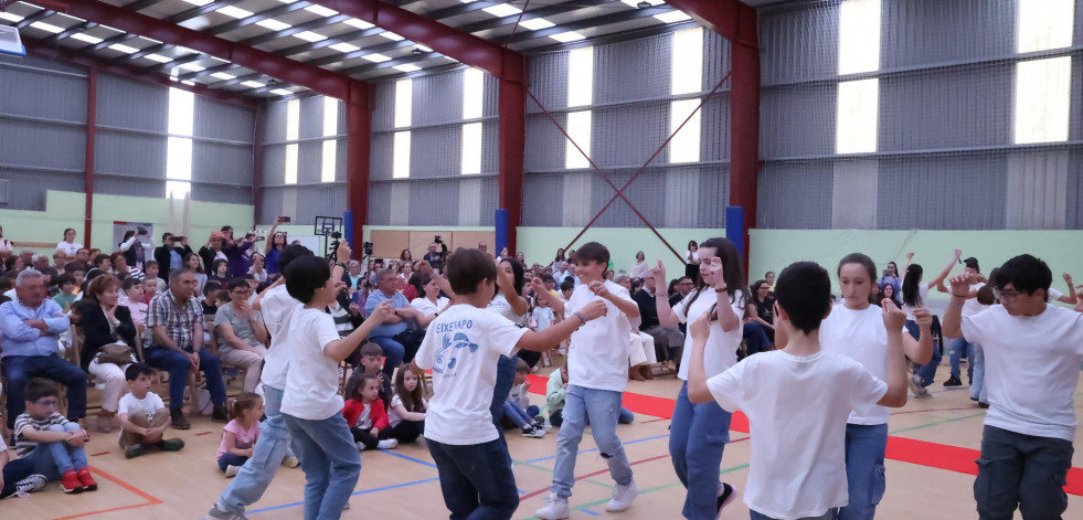 Foliadas nos institutos de Carballo coas cantareiras locais