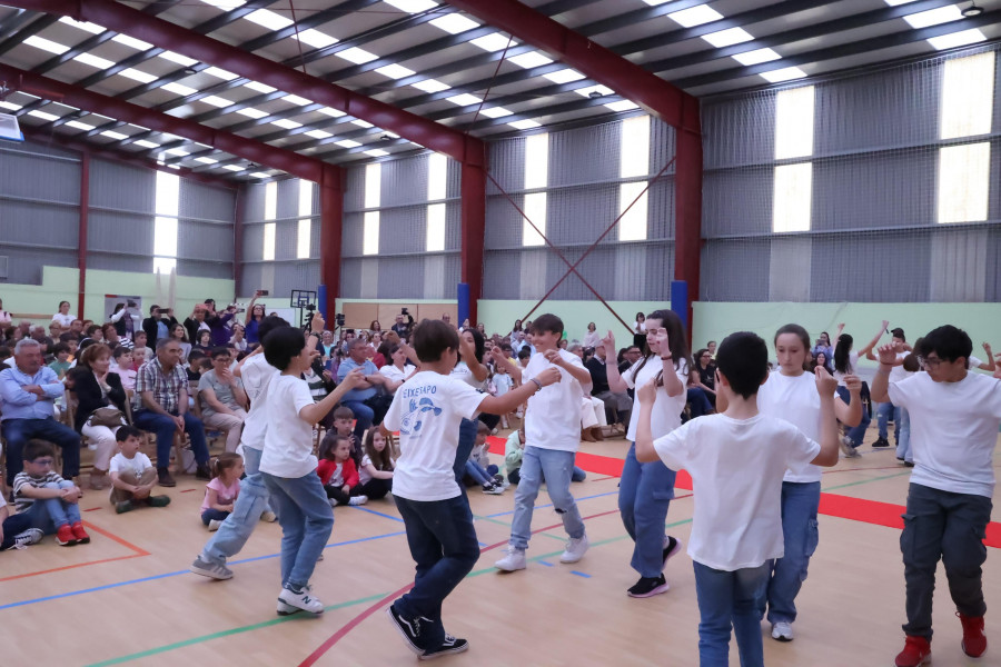 Foliadas nos institutos de Carballo coas cantareiras locais