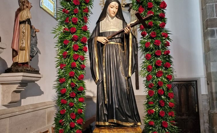 Un arco de rosas para Santa Rita en el santuario de Cee