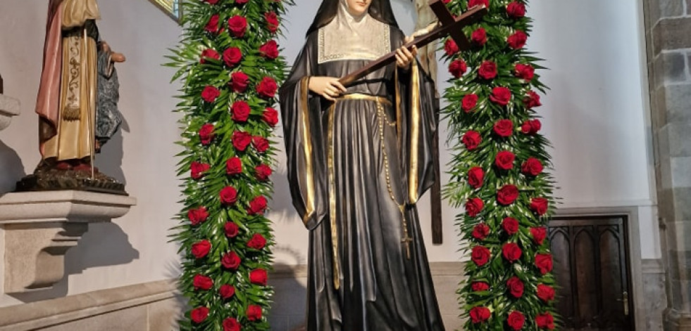 Un arco de rosas para Santa Rita en el santuario de Cee