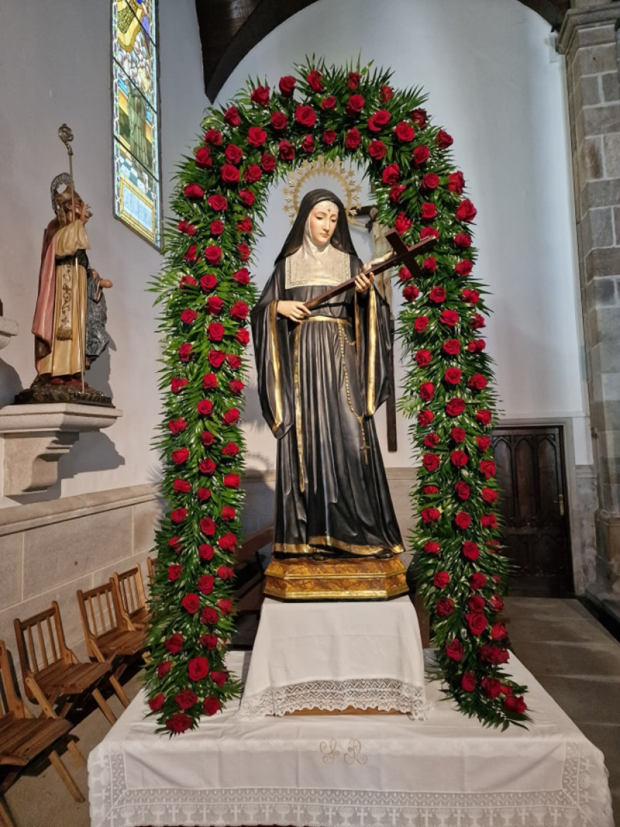 Un arco de rosas para Santa Rita en el santuario de Cee