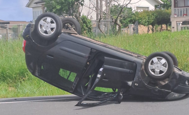 Tres heridos en un aparatoso accidente ocurrido en Bértoa, Carballo