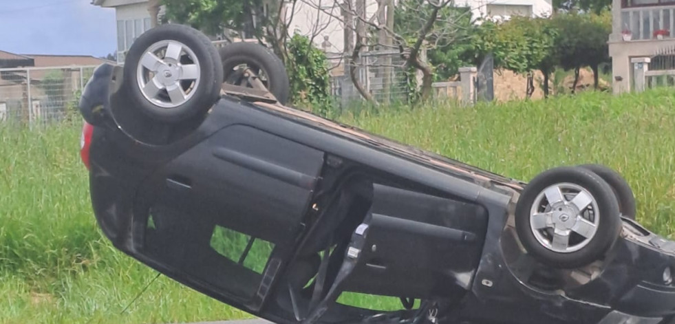 Tres heridos en un aparatoso accidente ocurrido en Bértoa, Carballo