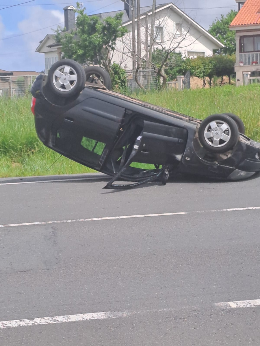 Tres heridos en un aparatoso accidente ocurrido en Bértoa, Carballo
