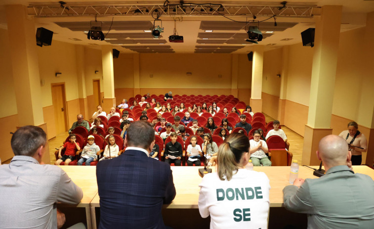 A Laracha celebra su primer pleno infantil en la Casa da Cultura