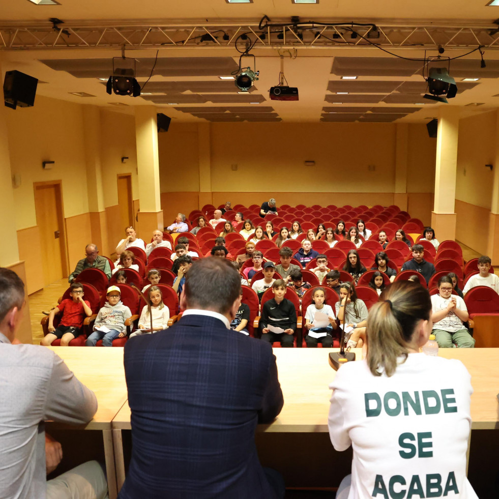 A Laracha celebra su primer pleno infantil en la Casa da Cultura
