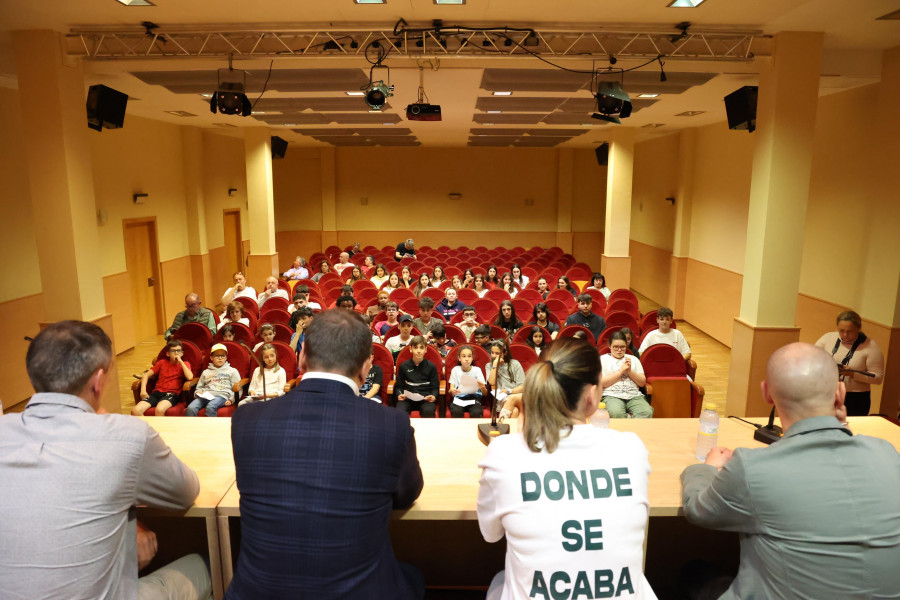A Laracha celebra su primer pleno infantil en la Casa da Cultura