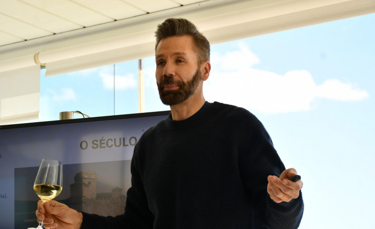 El autor Rodrigo Costoya presenta su última novela en Carballo