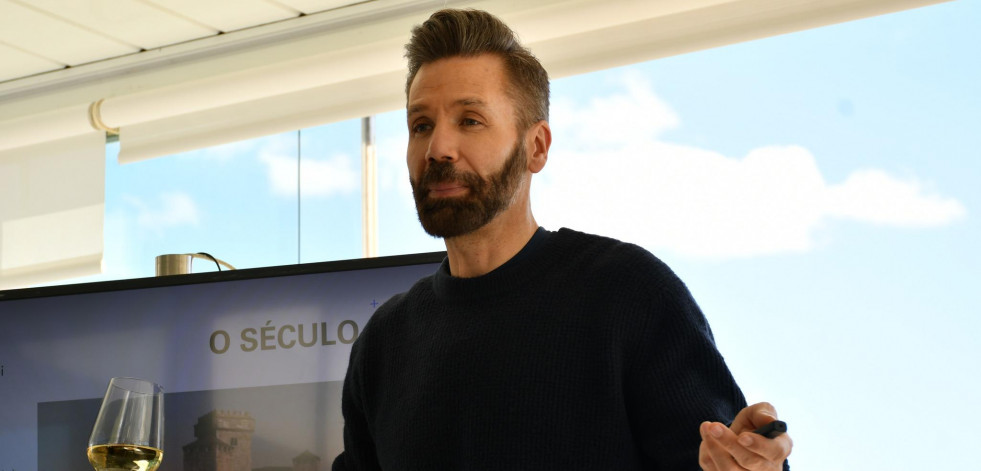 El autor Rodrigo Costoya presenta su última novela en Carballo