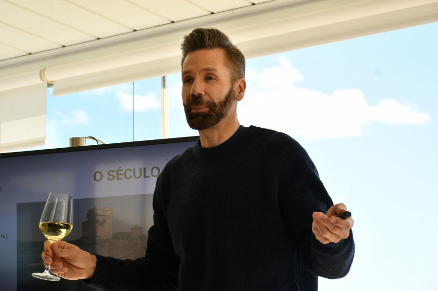 El autor Rodrigo Costoya presenta su última novela en Carballo
