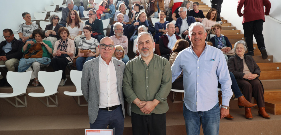 Un libro solidario sobre el alzhéimer en Carballo