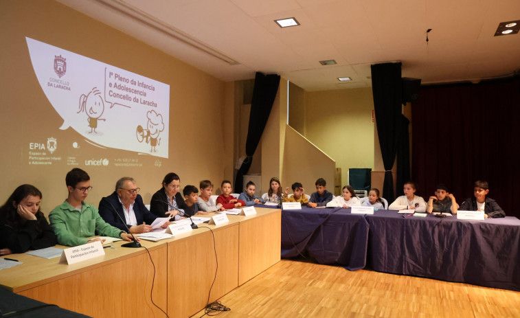 Niños y jóvenes de A Laracha superan la prueba de ser parte de la corporación municipal por un día