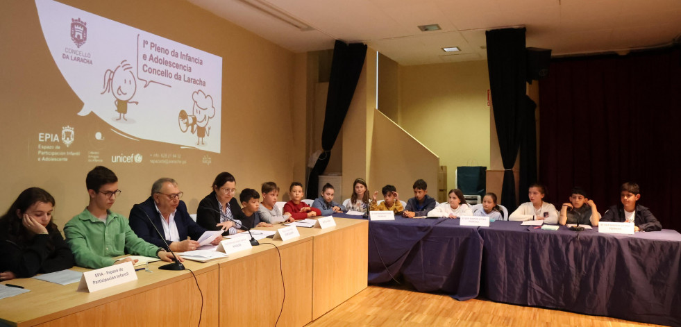 Niños y jóvenes de A Laracha superan la prueba de ser parte de la corporación municipal por un día