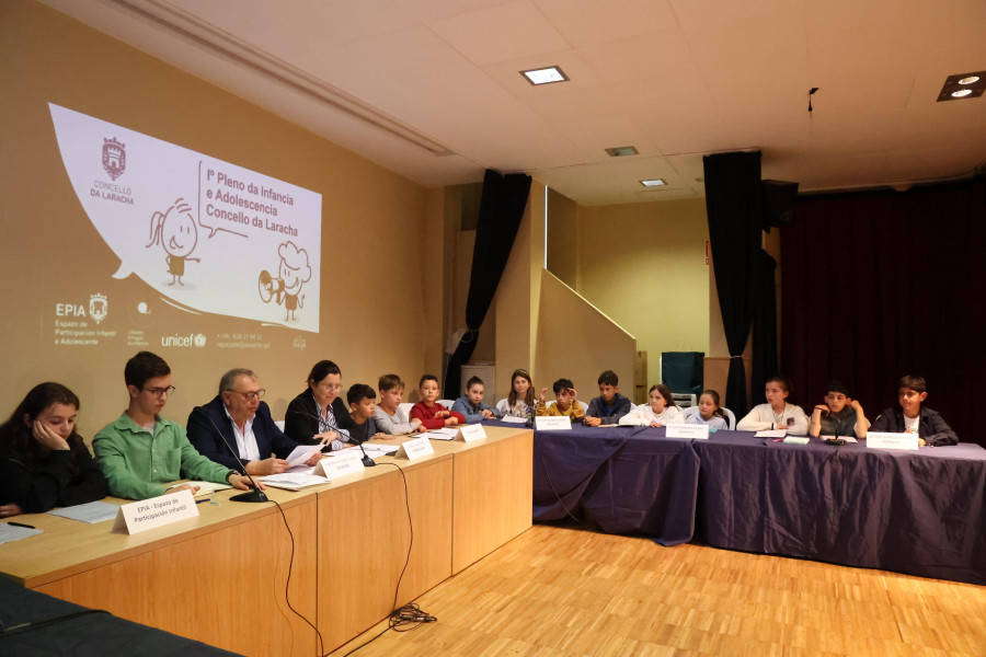 Niños y jóvenes de A Laracha superan la prueba de ser parte de la corporación municipal por un día