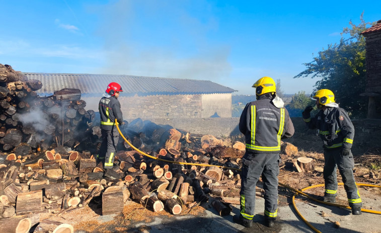 Arde en Santa Comba una zona de almacenaje de madera