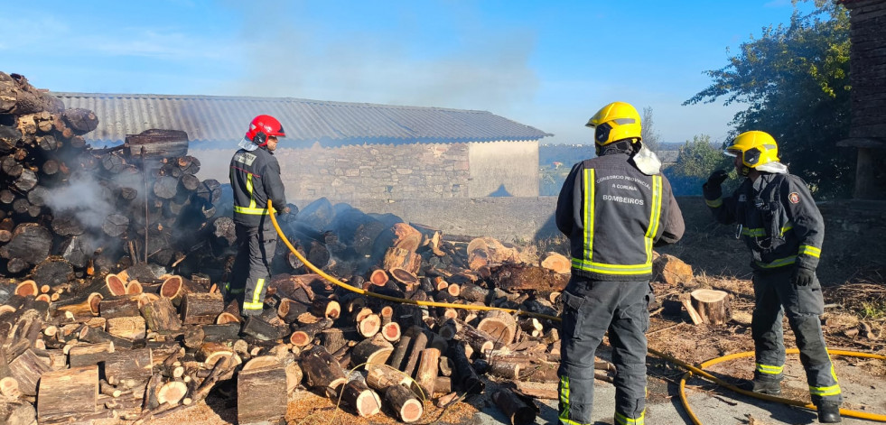 Arde en Santa Comba una zona de almacenaje de madera
