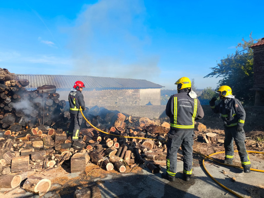 Arde en Santa Comba una zona de almacenaje de madera