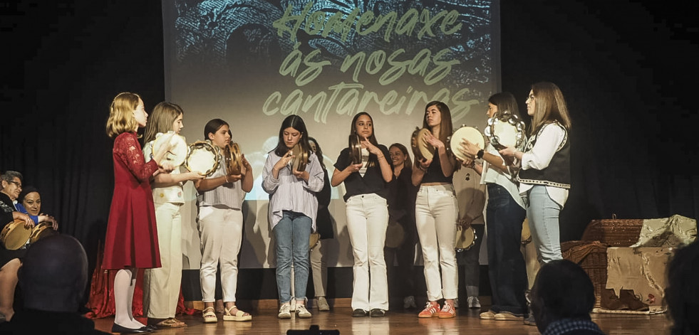 Homenaje a las cantareiras en Zas