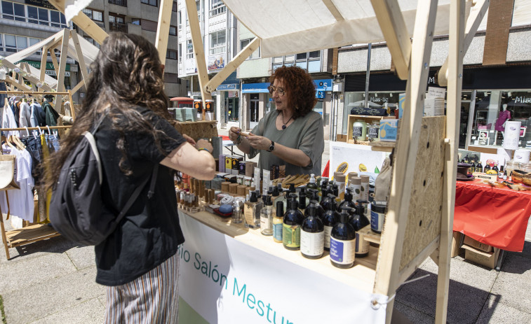 Salud y bienestar se dan cita en la plaza carballesa de la mano del comercio local