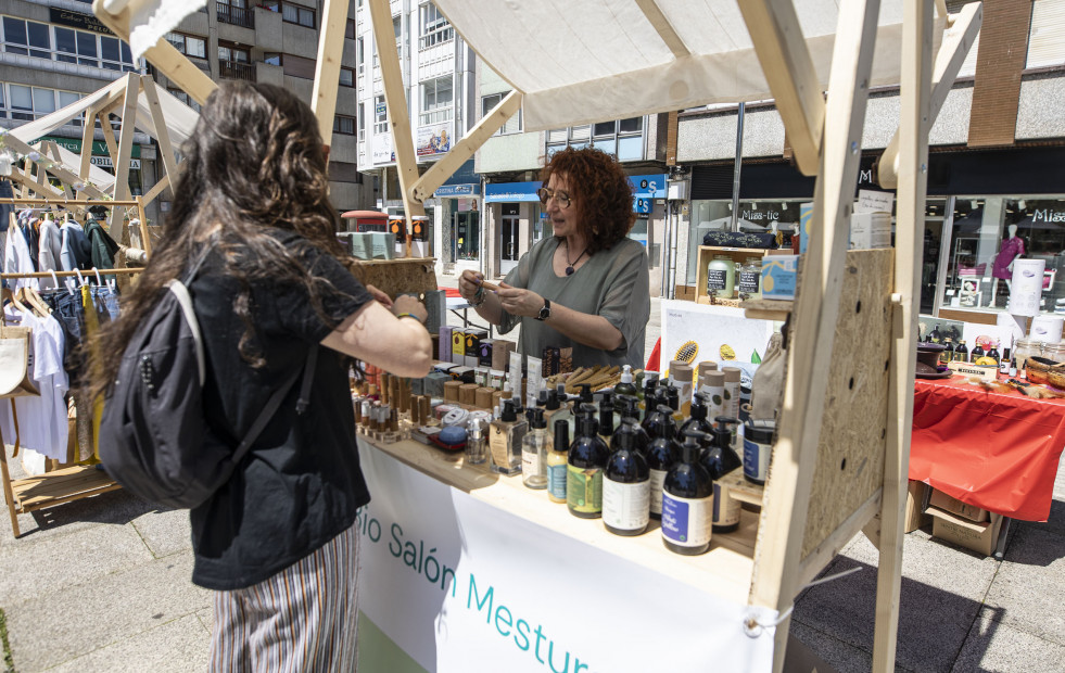 Salud y bienestar se dan cita en la plaza carballesa de la mano del comercio local