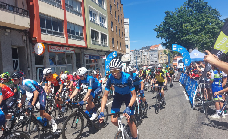 El trofeo ciclista anima las calles de Carballo